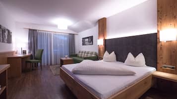 Habitación Deluxe doble, 1 cama de matrimonio | Caja fuerte, escritorio, espacio para trabajar con un portátil