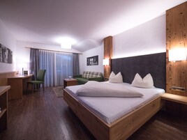 Habitación Deluxe doble, 1 cama de matrimonio | Caja fuerte, escritorio, espacio para trabajar con un portátil