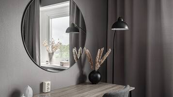 Eenpersoonskamer | Een bureau, gratis babybedden, gratis wifi, beddengoed