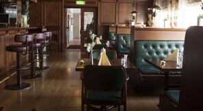 Sarapan dan makan malam dihidangkan