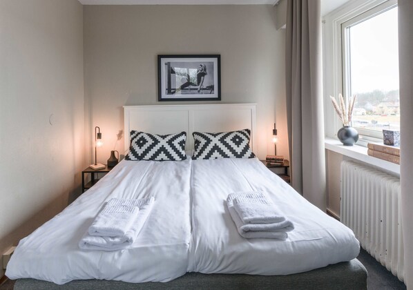 Economy Family Room (1 Double Bed 140 cm and 1 Bunk Bed in separate bedroom) | Bureau, Wi-Fi gratuit, draps fournis