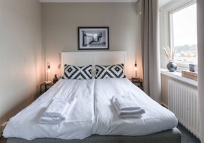 Economy Family Room (1 Double Bed 140 cm and 1 Bunk Bed in separate bedroom) | Meja, Wi-fi percuma, cadar katil