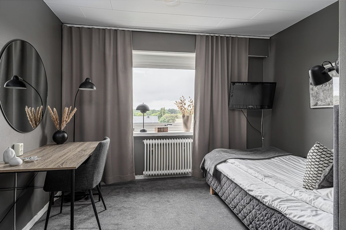 Single Room | Desk, free cribs/infant beds, free WiFi, bed sheets