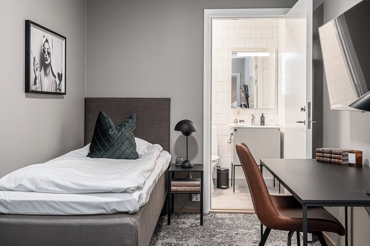 Singel room without a window | Desk, free cribs/infant beds, free WiFi, bed sheets