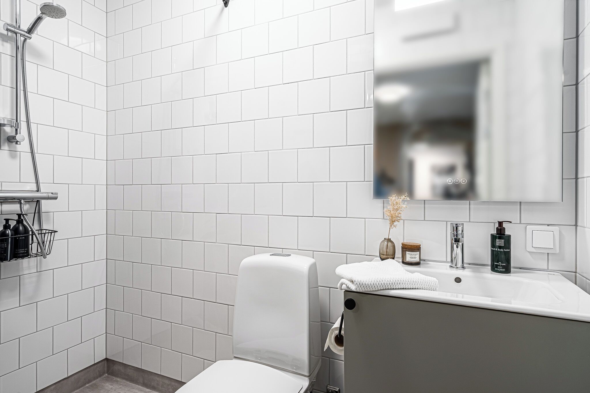 Eenpersoonskamer | Badkamer | Een haardroger, handdoeken, zeep, shampoo