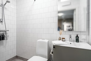 Singel room without a window | Banheiro | Secador de cabelo, toalhas de banho, sabonete, shampoo