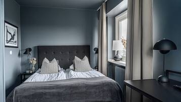 Economy Family Room (1 Double Bed 140 cm and 1 Bunk Bed in separate bedroom) | Escritorio, cunas gratuitas, wifi gratis y ropa de cama