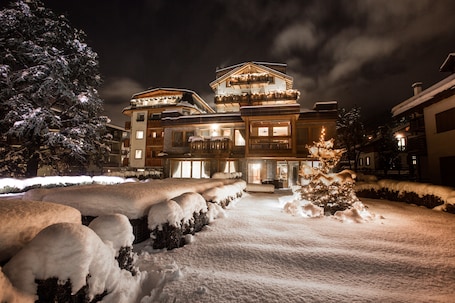 Fachada de la propiedad por la tarde o noche. Sottovento Luxury Hospitality