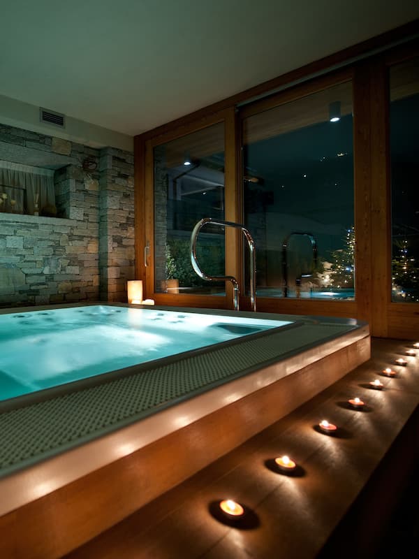 Indoor spa tub