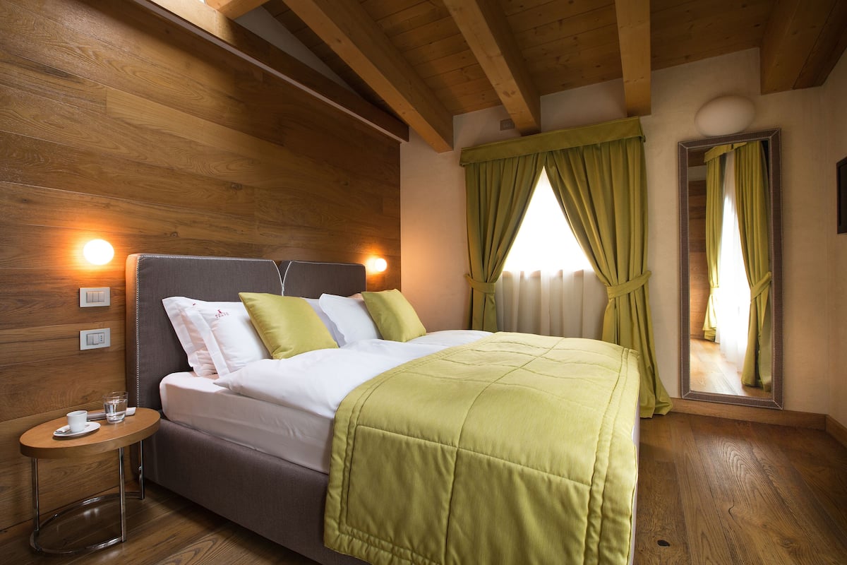 Suite de lujo, balcón | Sábanas italianas Frette, ropa de cama hipoalergénica y edredón