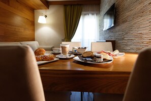 Luxury Suite, Balcony | Living area | 32-inch TV with digital channels, first-run movies, pay movies - Sottovento Luxury Hospitality (Bormio)