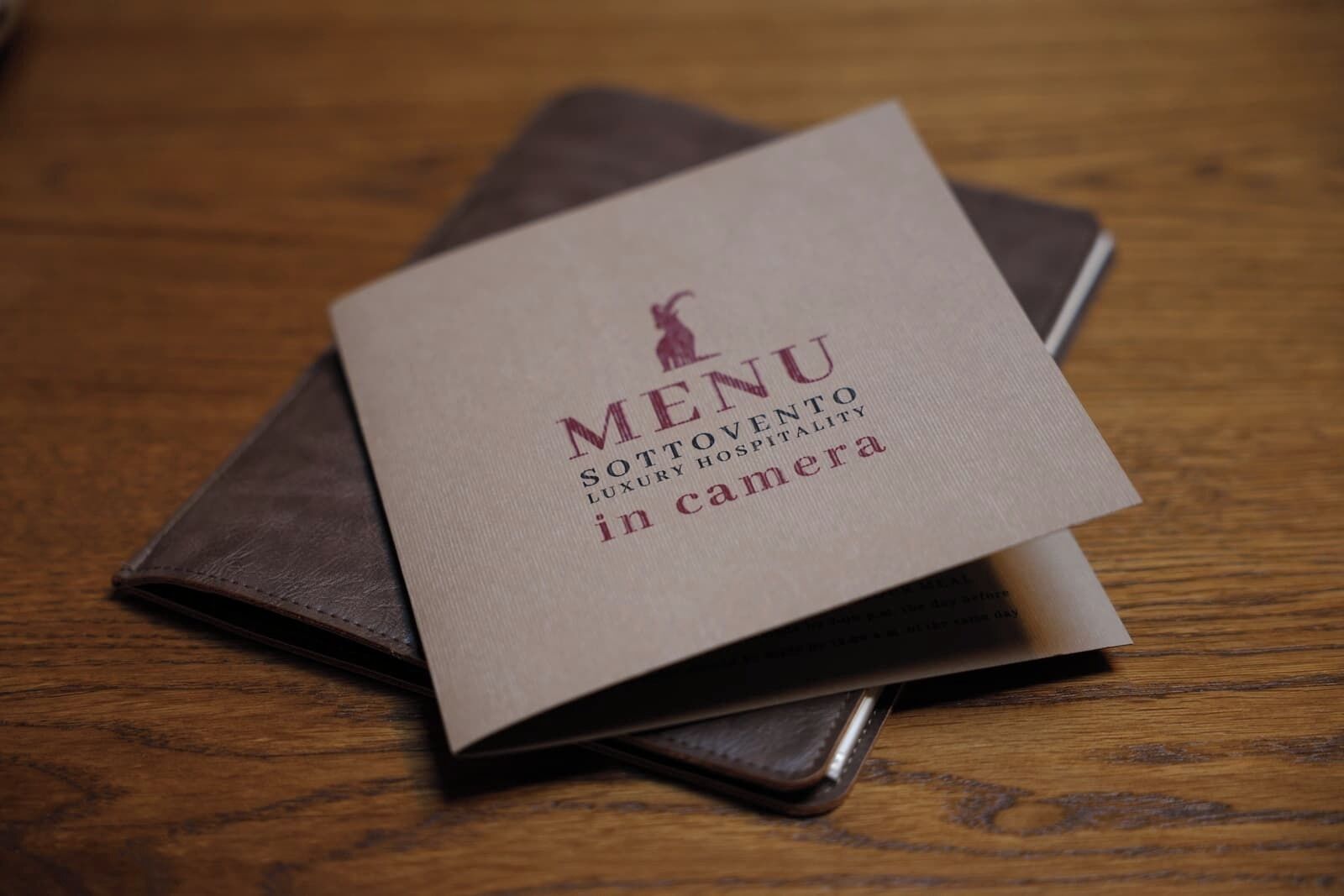 Een menukaart voor Sottovento Luxury Hospitality, gefotografeerd.