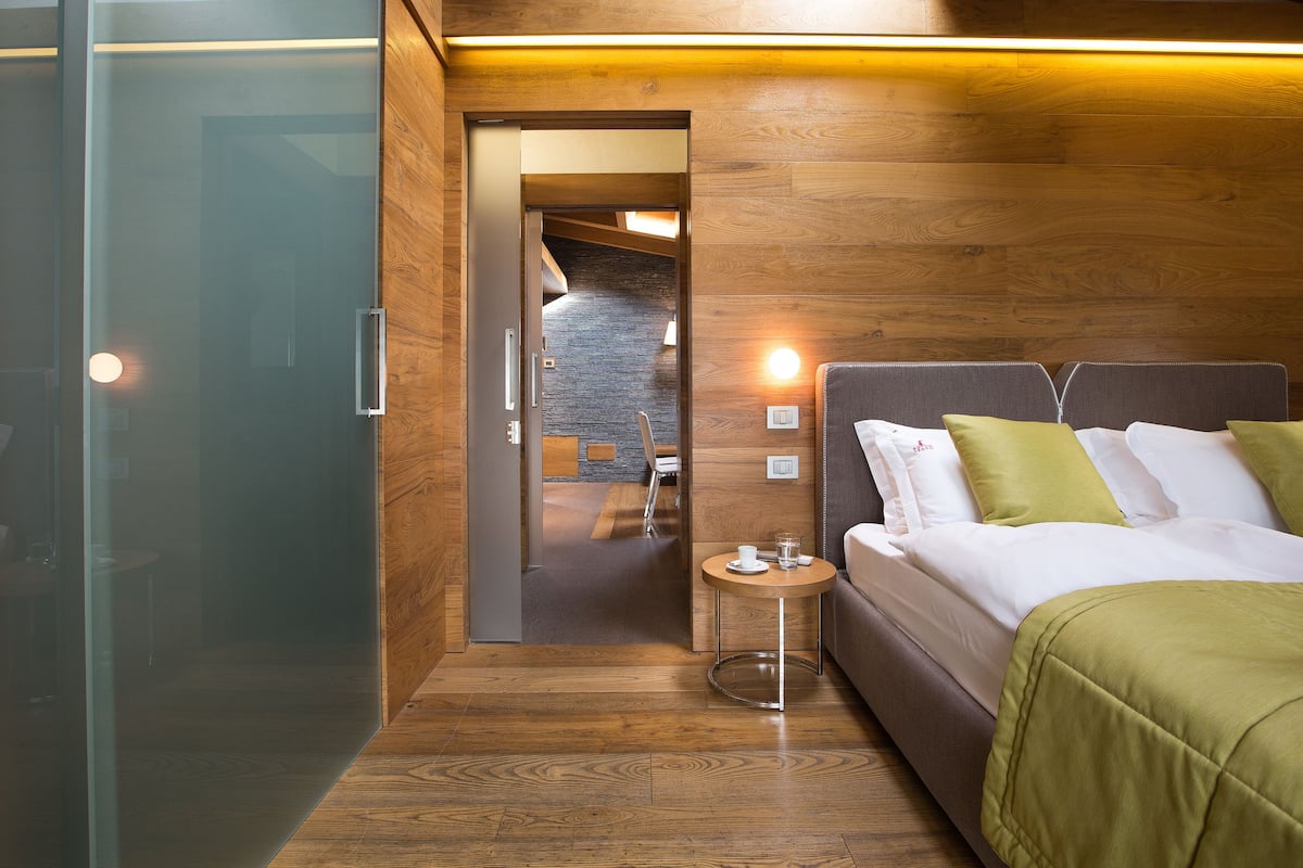 luxury suite, balcony | frette italian sheets, hypo-allergenic bedding, down duvets