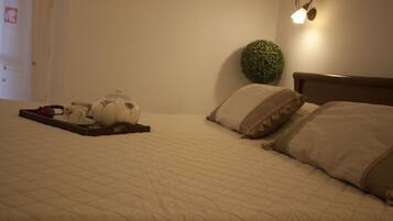 Habitación triple clásica, vista al jardín | Ropa de cama de alta calidad, insonorización y wifi gratis