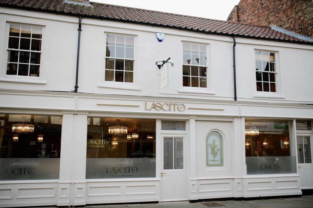 3 間餐廳；供應午餐