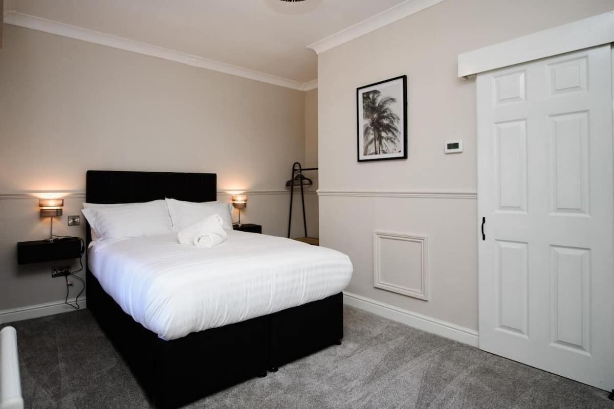 Premium bedding, iron/ironing board, free WiFi, bed sheets