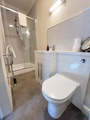 Shower, free toiletries, hair dryer, towels - The Exchange Coach House Inn (Brigg)