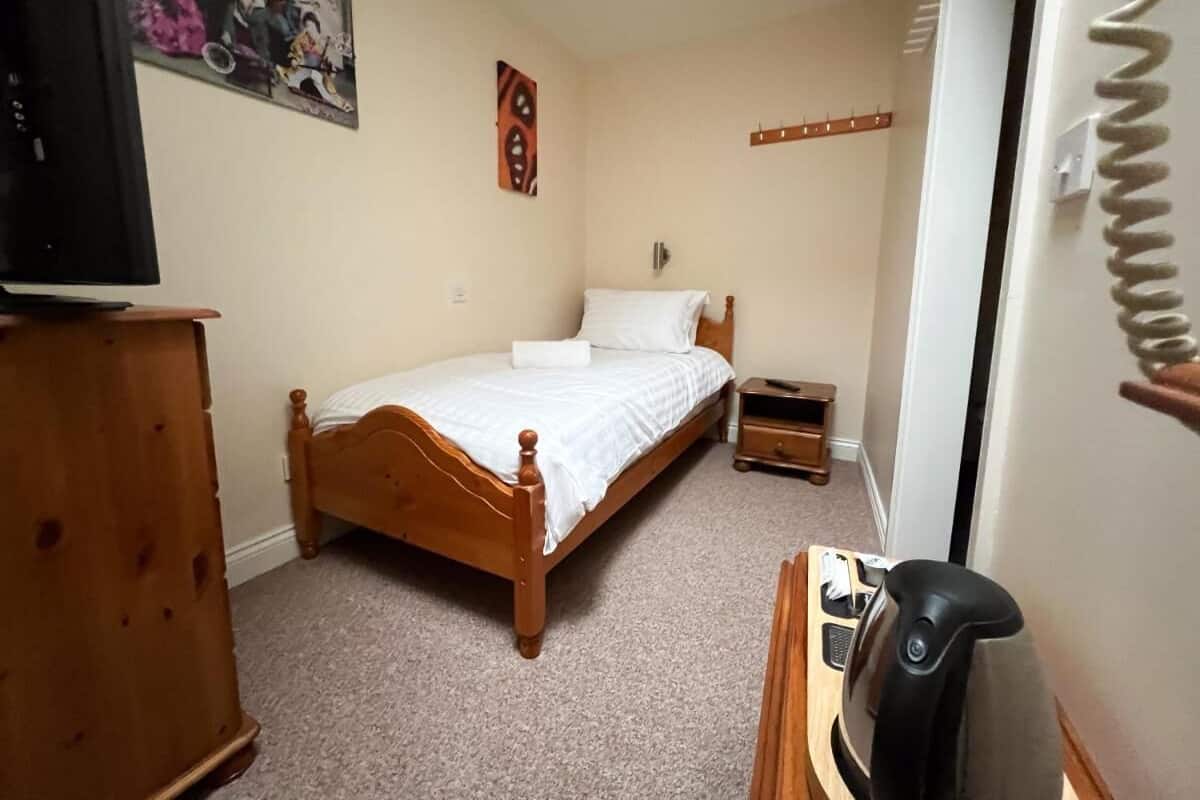 Premium bedding, iron/ironing board, free WiFi, bed sheets