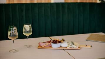 3 Restaurants; Mittagessen und Abendessen werden serviert