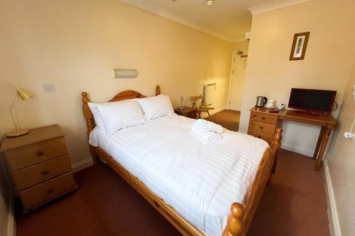 Premium bedding, iron/ironing board, free WiFi, bed sheets