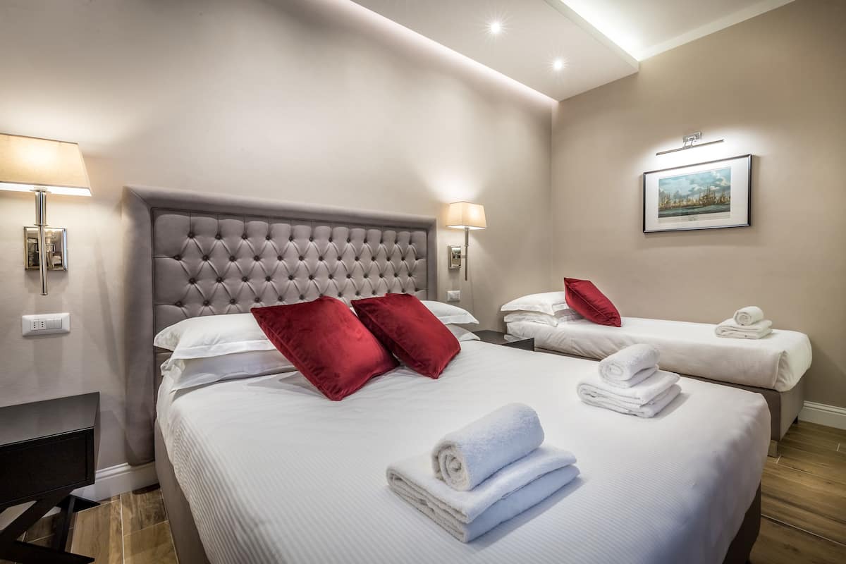 Triple Room | Peralatan tempat tidur premium, gebar bulu kapas, bar mini