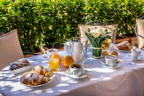 Outdoor dining - Hotel Emma (Florence)