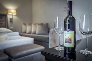 Dobbeltrom | Sengetøy av topp kvalitet, dundyner, minibar og safe på rommet