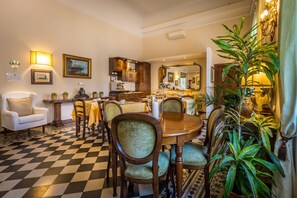 Lobby sitting area - Hotel Emma (Florence)