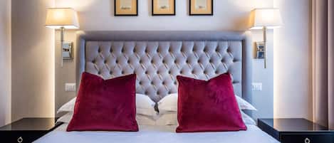 Ropa de cama de alta calidad, cubrecamas y minibar