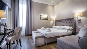 Kamar Double | Seprai premium, selimut bulu angsa, minibar, dan brankas