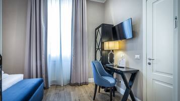 Economy-dobbeltværelse | Premium-sengetøj, dundyner, minibar, pengeskab på værelset