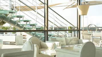 Bar sur le toit, vue sur la piscine, ouvert tous les jours