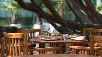 4 restaurants, breakfast, lunch, dinner served; international cuisine