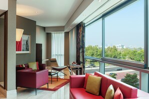 En 42-tommers LCD-TV med Parabol-TV samt TV og iPod-dokkingstasjon