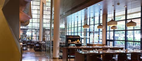 4 restaurants, spécialités Cuisine internationale
