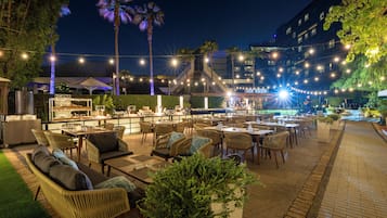 4 restaurants; breakfast, lunch, and dinner served