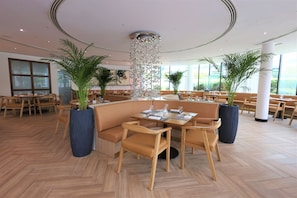 4 restaurants, breakfast, lunch, dinner served; international cuisine - The Creekside Hotel Dubai an Accor Hotel (Dubai)