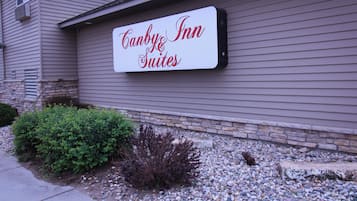 Placa para Canby Inn Suites.