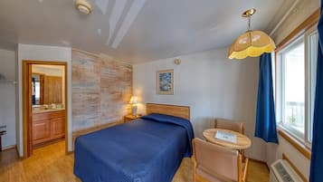 Una scrivania, ferro/asse da stiro, Wi-Fi gratuito, lenzuola