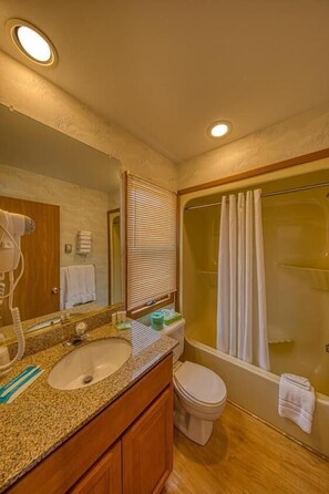 Ensemble douche/baignoire, sèche-cheveux, serviettes fournies