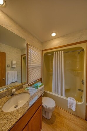 Combined shower/bathtub, hair dryer, towels - Sea Spray Motel (Beach Haven)