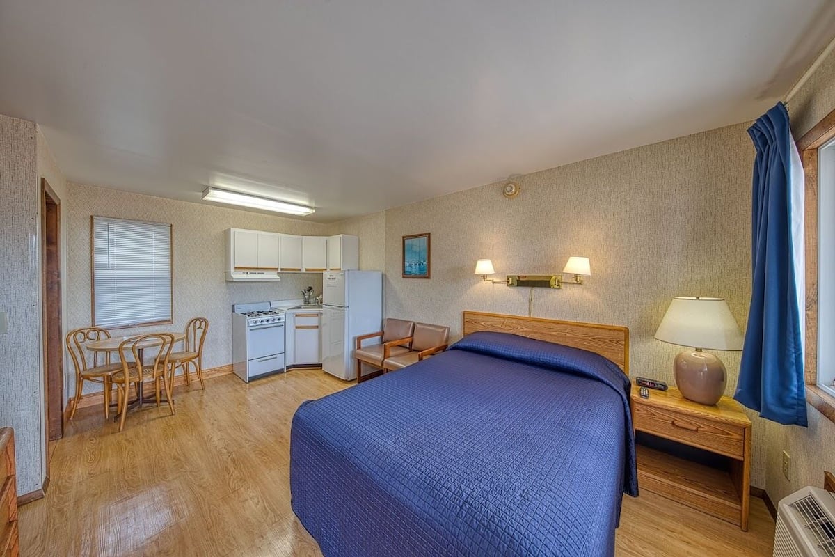 2 Bed Efficiency with Kitchen | Living area | Flat-screen TV