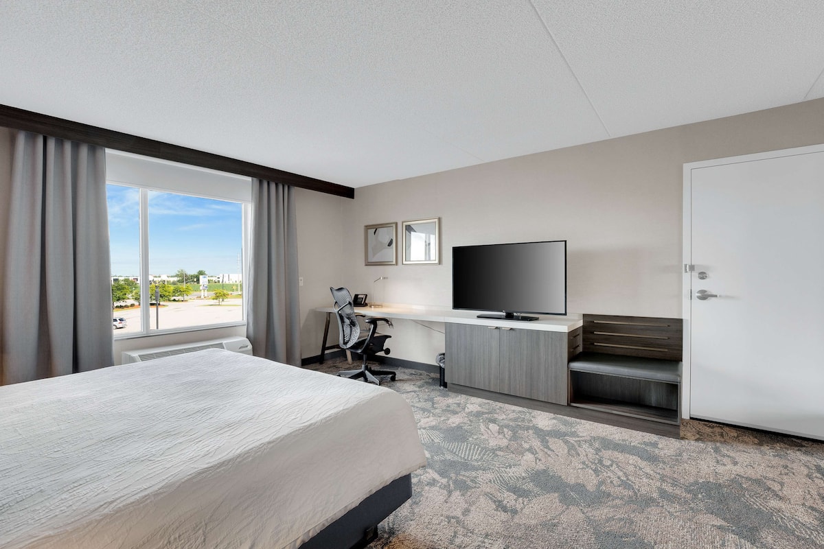 Chambre, 1 trÚs grand lit, accessible aux personnes à mobilité réduite | Coffre-fort, fer et planche à repasser, lit de bébé (gratuit)