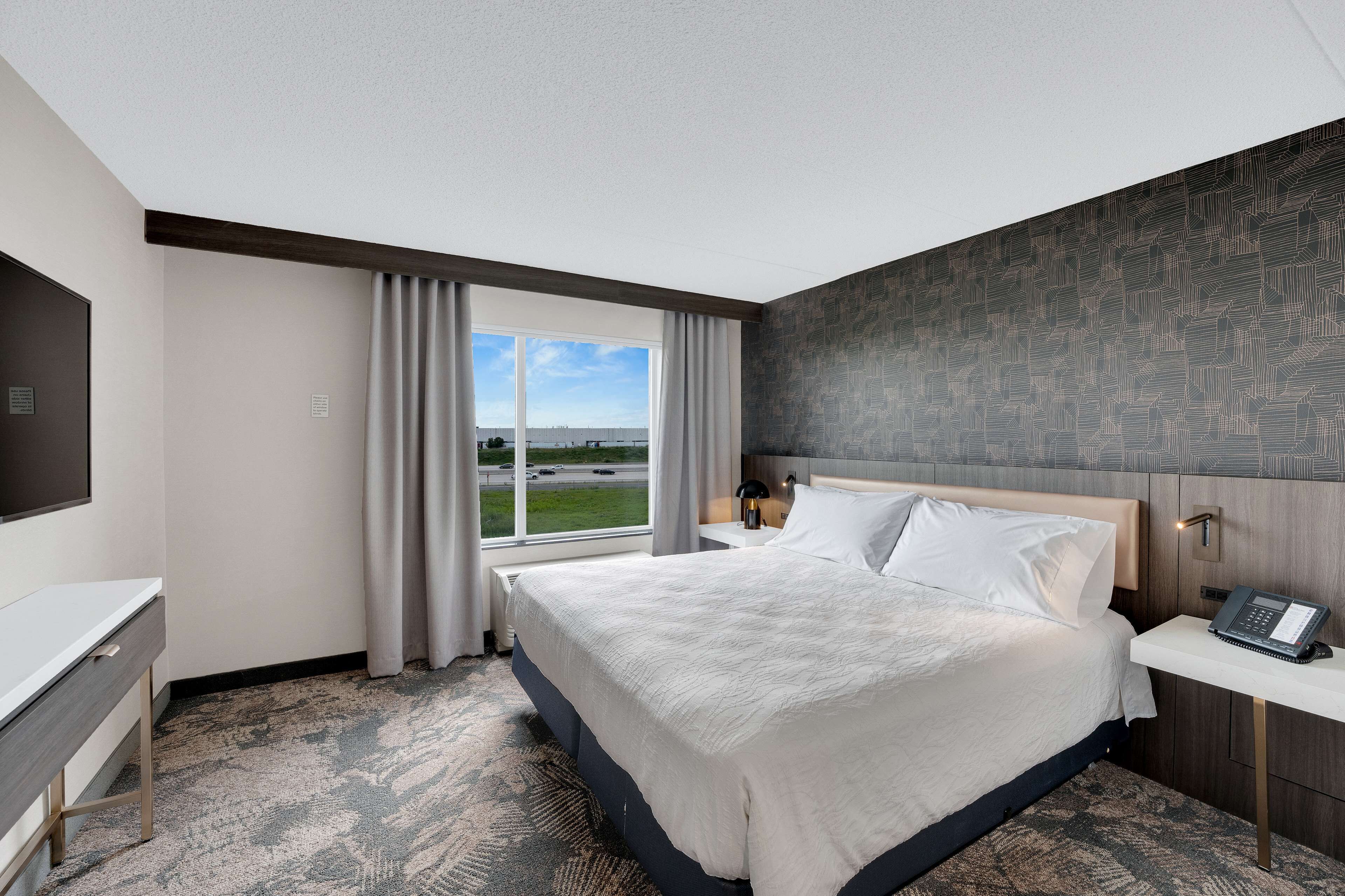 king bedroom evolution suite | in-room safe, iron/ironing board, free cots/infant beds, rollaway beds