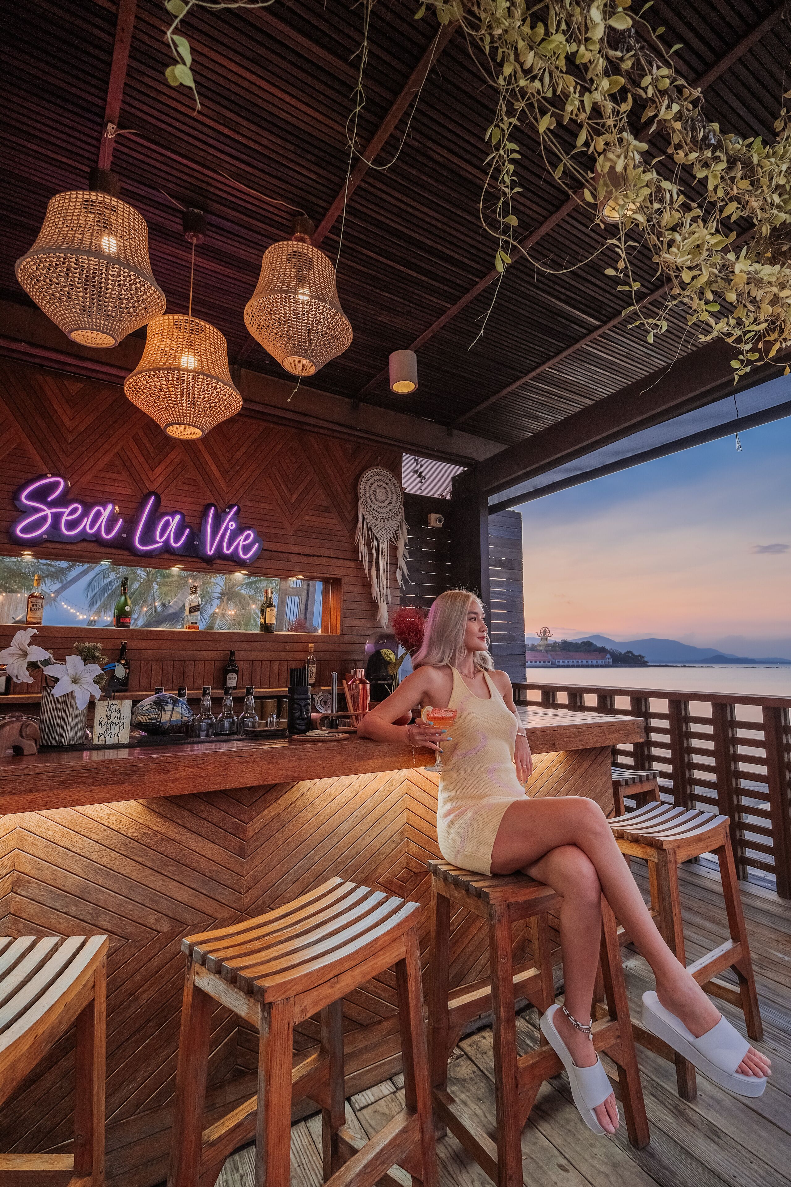 2 bars/lounges, poolside bar