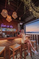 2 bares, bar junto a la piscina