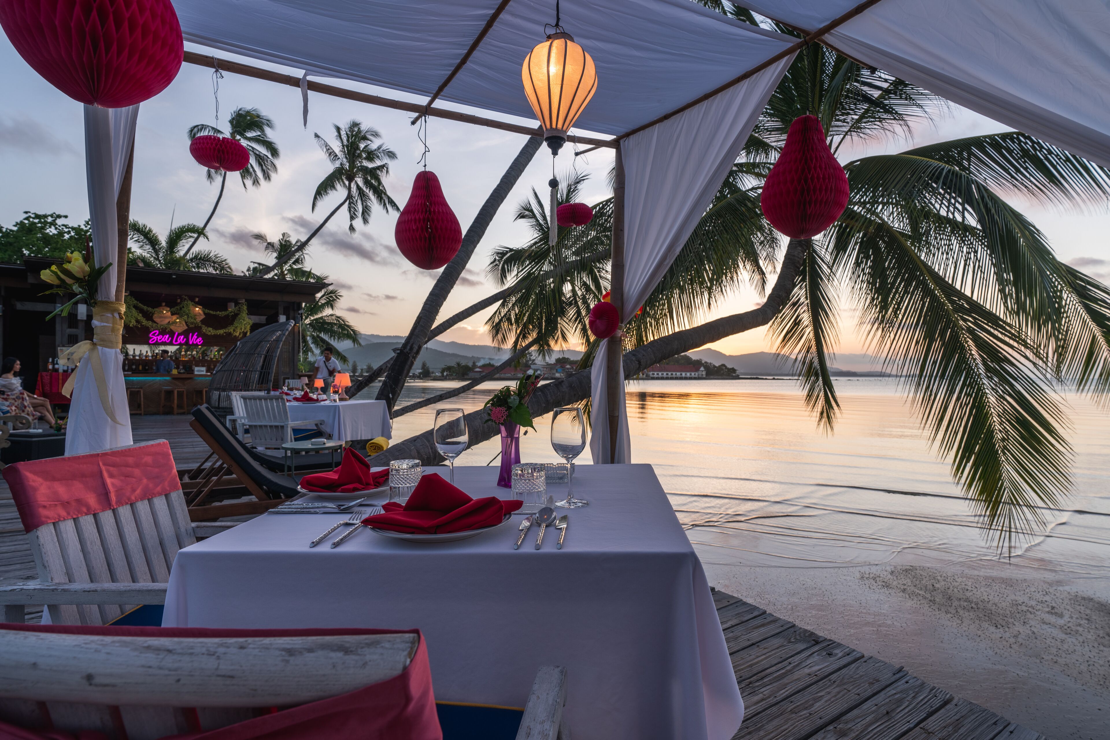 2 restaurants; breakfast, lunch and dinner served 