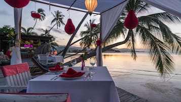 2 restaurants; breakfast, lunch and dinner served