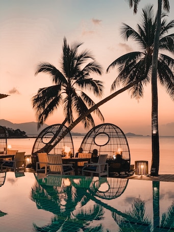 Poolside bar