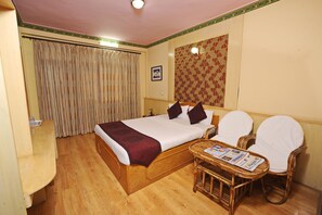 Memory foam-madrasser och värdeförvaringsskåp på rummet